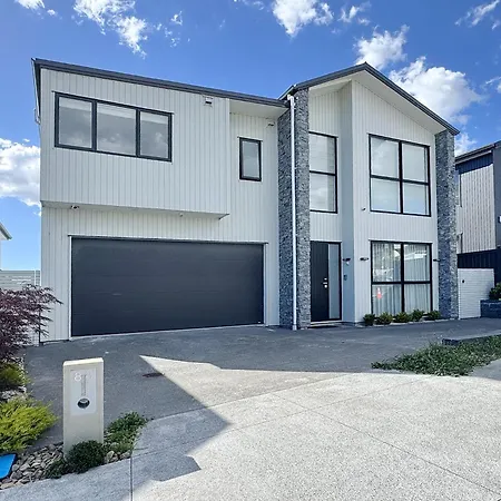 Spacious 7 Brs 4 Bhs House On Longhorn, Flat Bush